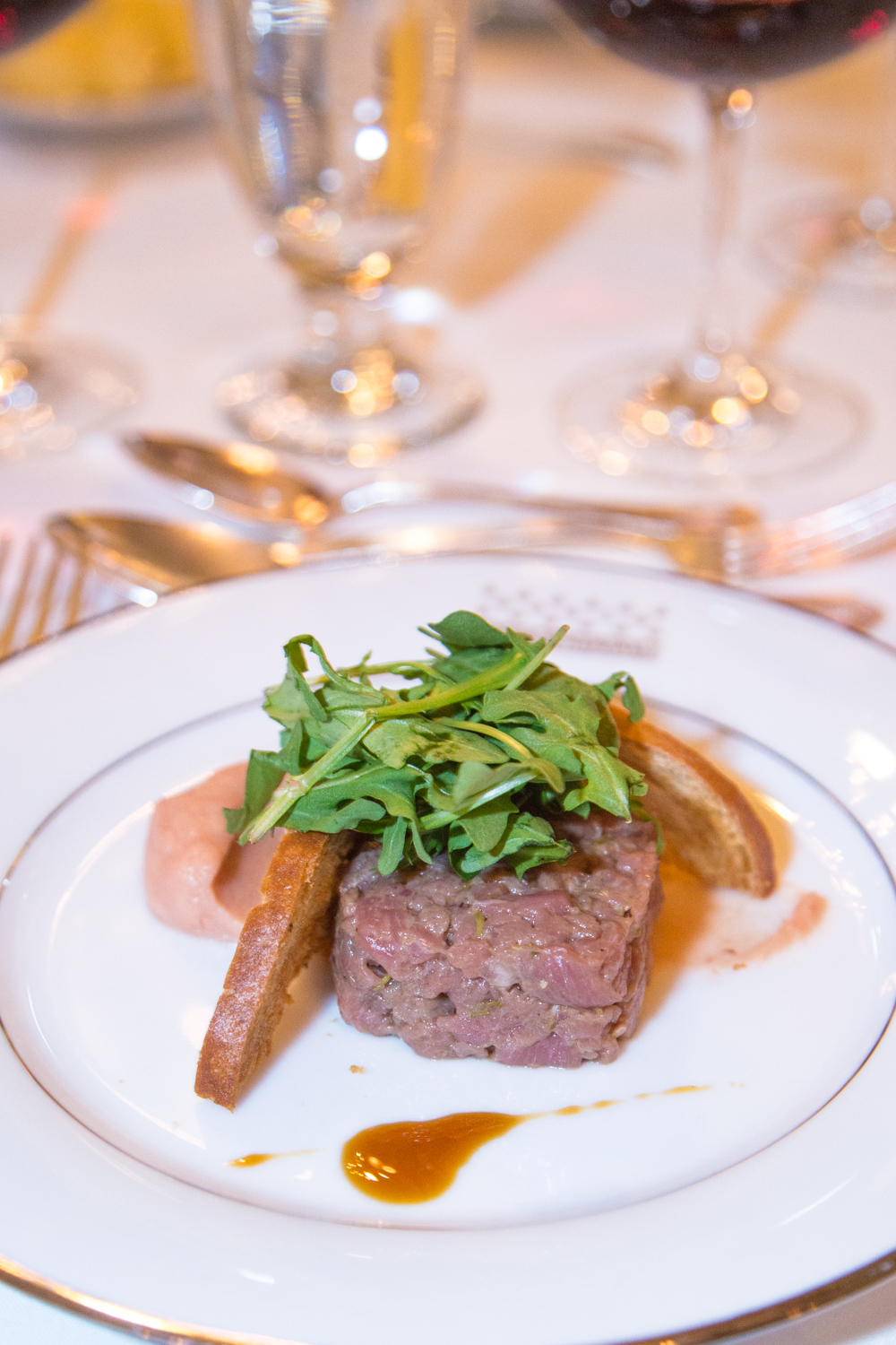 Tartare de veau aux pousses dpinette